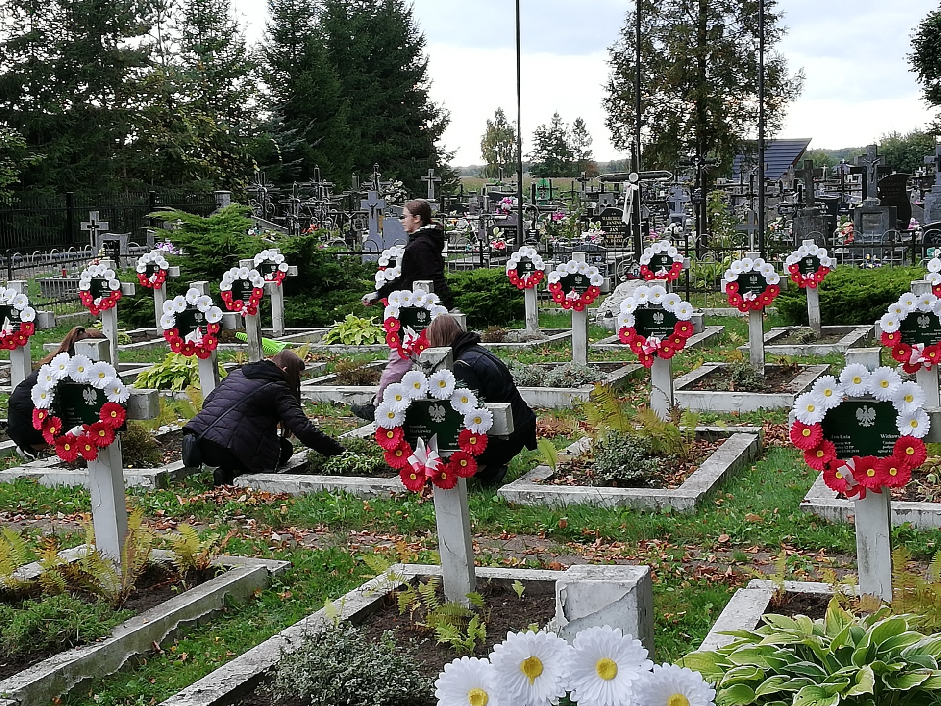 Sprzątanie grobów żołnierskich na cmentarzu w Soli - Obrazek 1