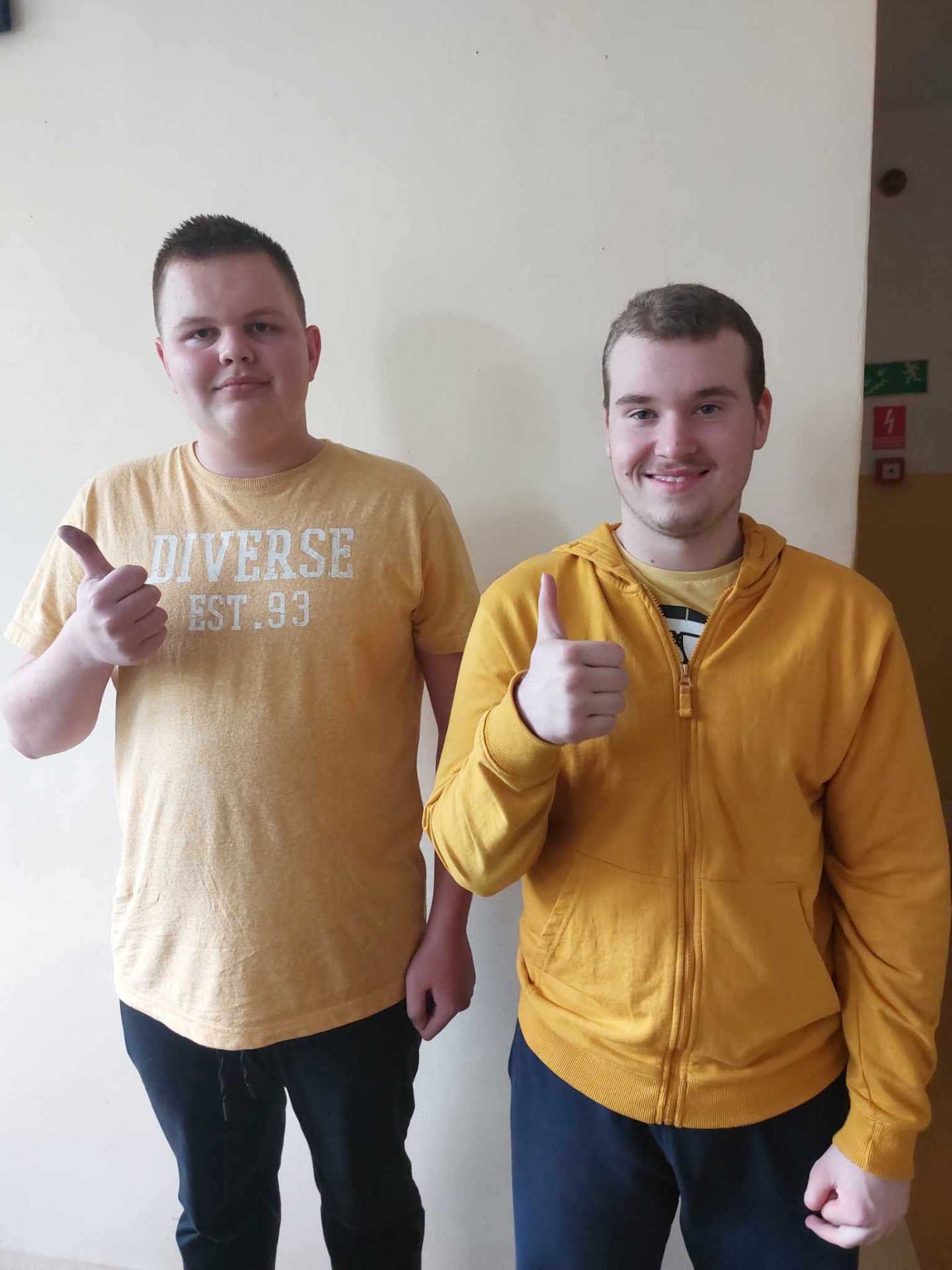 2 chłopców nastolatków ubranych na żółto