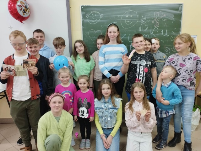 Spotkanie uczniów klasy V z Szymonkiem w ramach ogólnopolskiego projektu "Wspólnie wygrajmy wrażliwość" - Obrazek 2