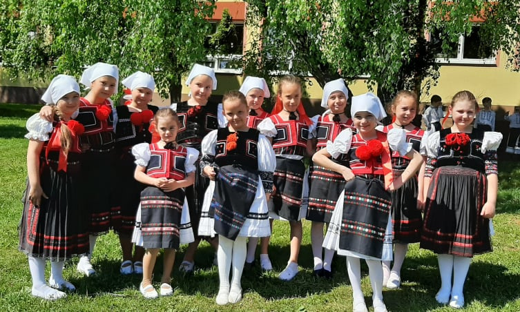 Dobronka reprezentovala našu školu 10.júna na nesúťažnej folklórnej prehliadke v Očovej - Obrázok 6