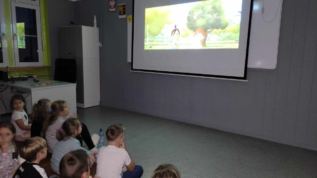 Uczniowie oglądają bajkę "Moja mama Gorylica"