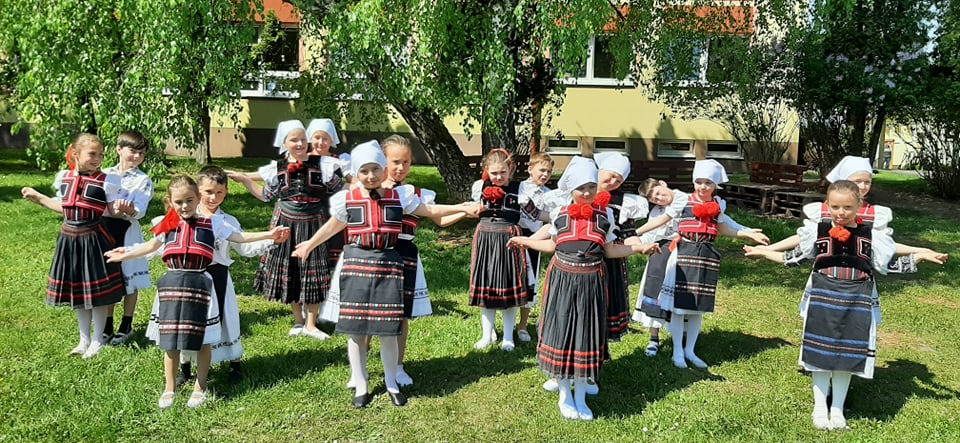 Dobronka reprezentovala našu školu 10.júna na nesúťažnej folklórnej prehliadke v Očovej - Obrázok 4
