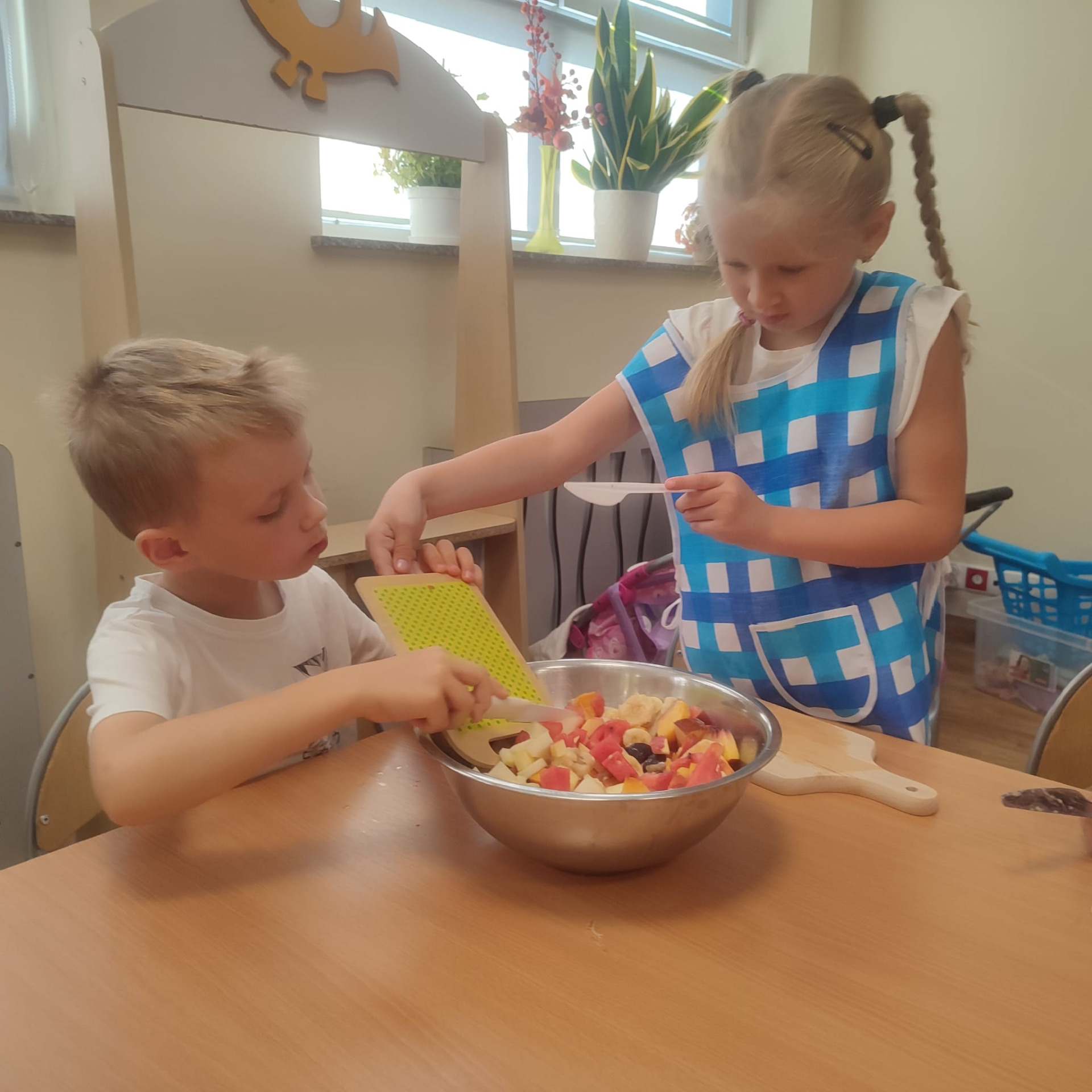 Przygotowanie sałatki owocowej przez dzieci z grupy BIEDRONKI - Obrazek 2