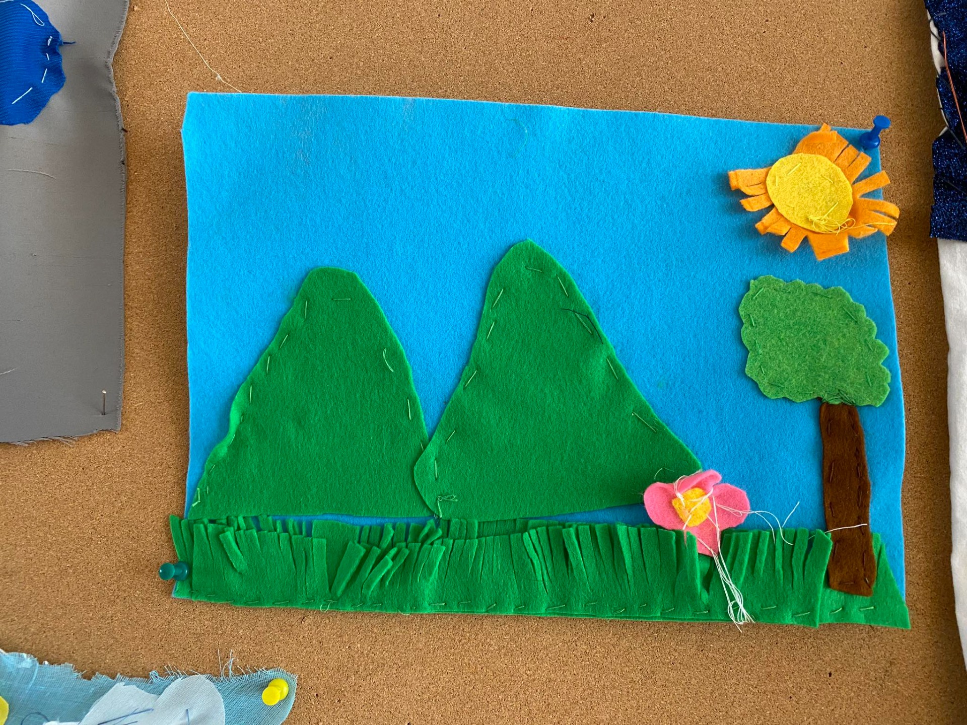 Uczniowie klasy 3B samodzielnie uszyli wspaniałe obrazy - krajobrazy! Umiejętność szycia mają już w małym paluszku 👏🏻 - Obrazek 1