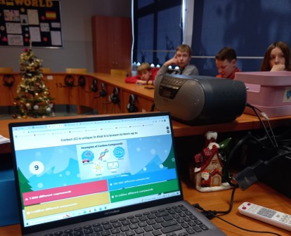 Uczniowie podczas gry Kahoot