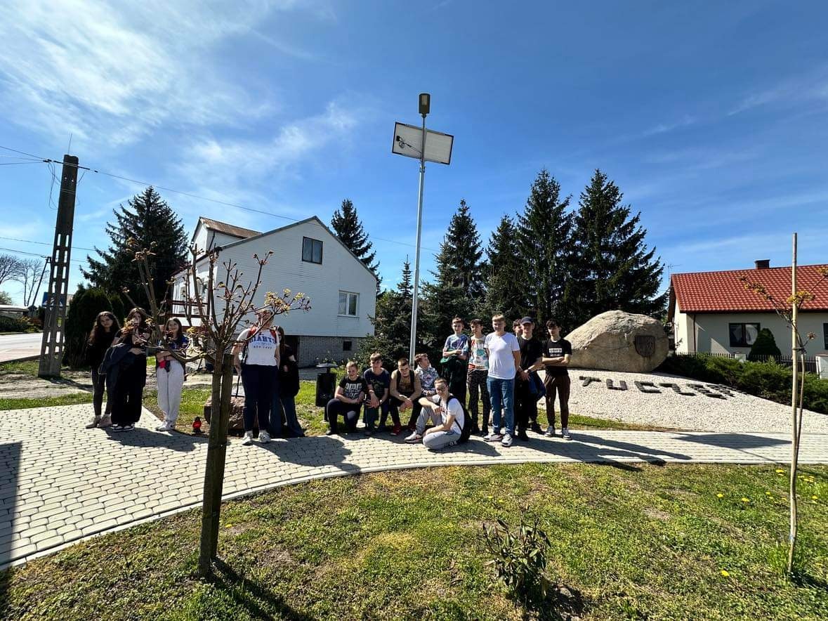 Uczniowie ze szkoły z Nizin na cmentarzu w Tuczępach