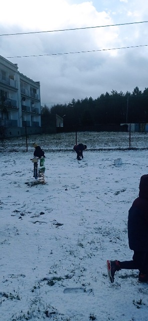 Zabawy w śniegu 🙄🙄 - Obrazek 1