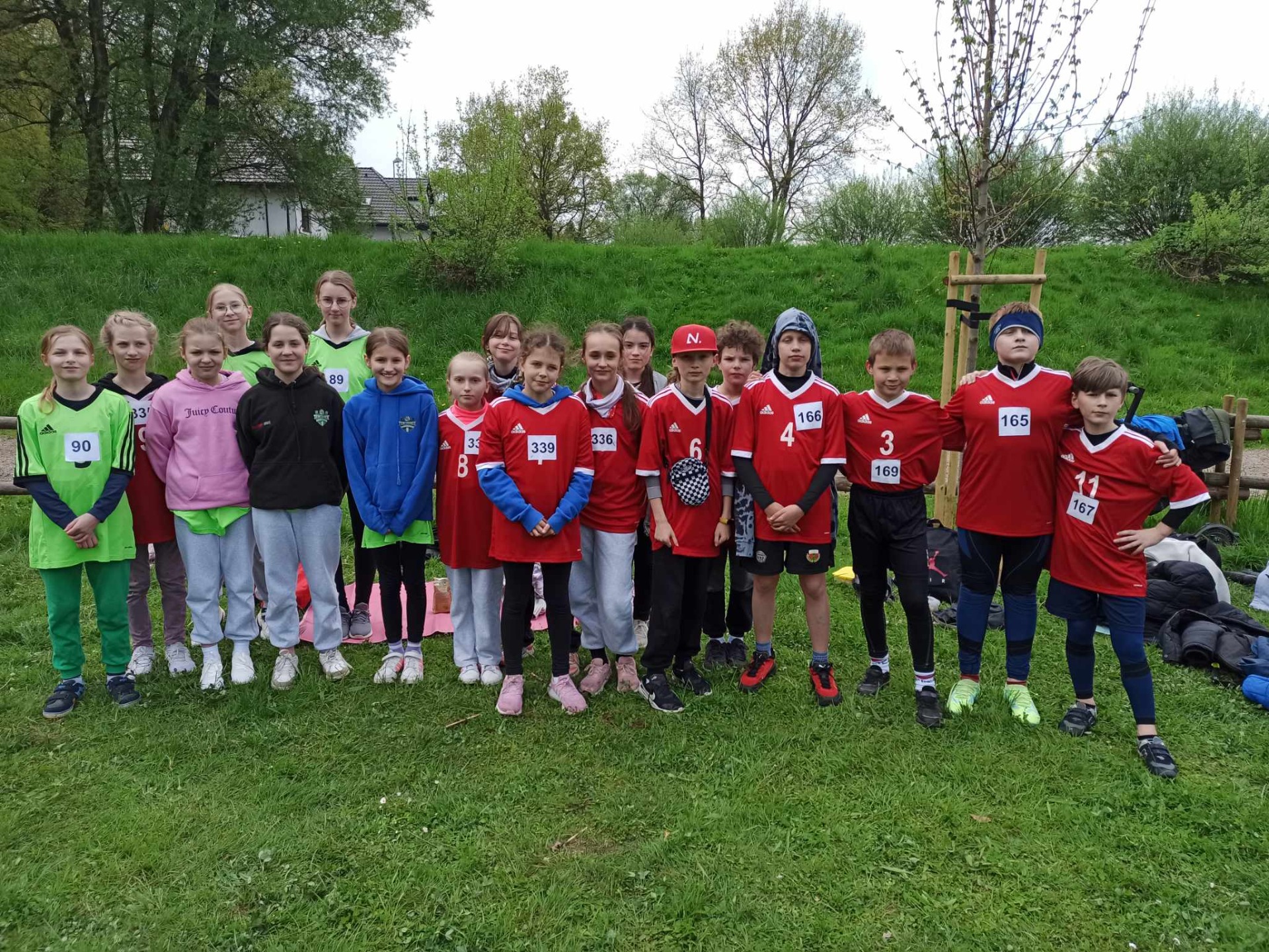  Dnia 18 kwietnia uczniowie i uczennice klasy 4, 5 i 6 reprezentowali naszą szkołę w Skawinie na zawodach w powiatowych drużynowych biegach przełajowych. - Obrazek 4
