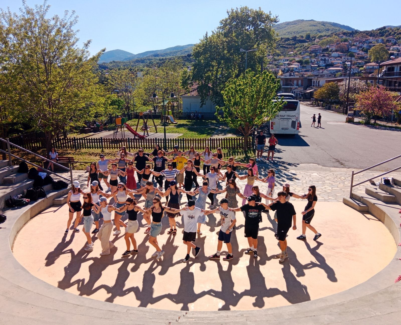 Taniec naszych uczniów z rówieśnikami z Grecji.