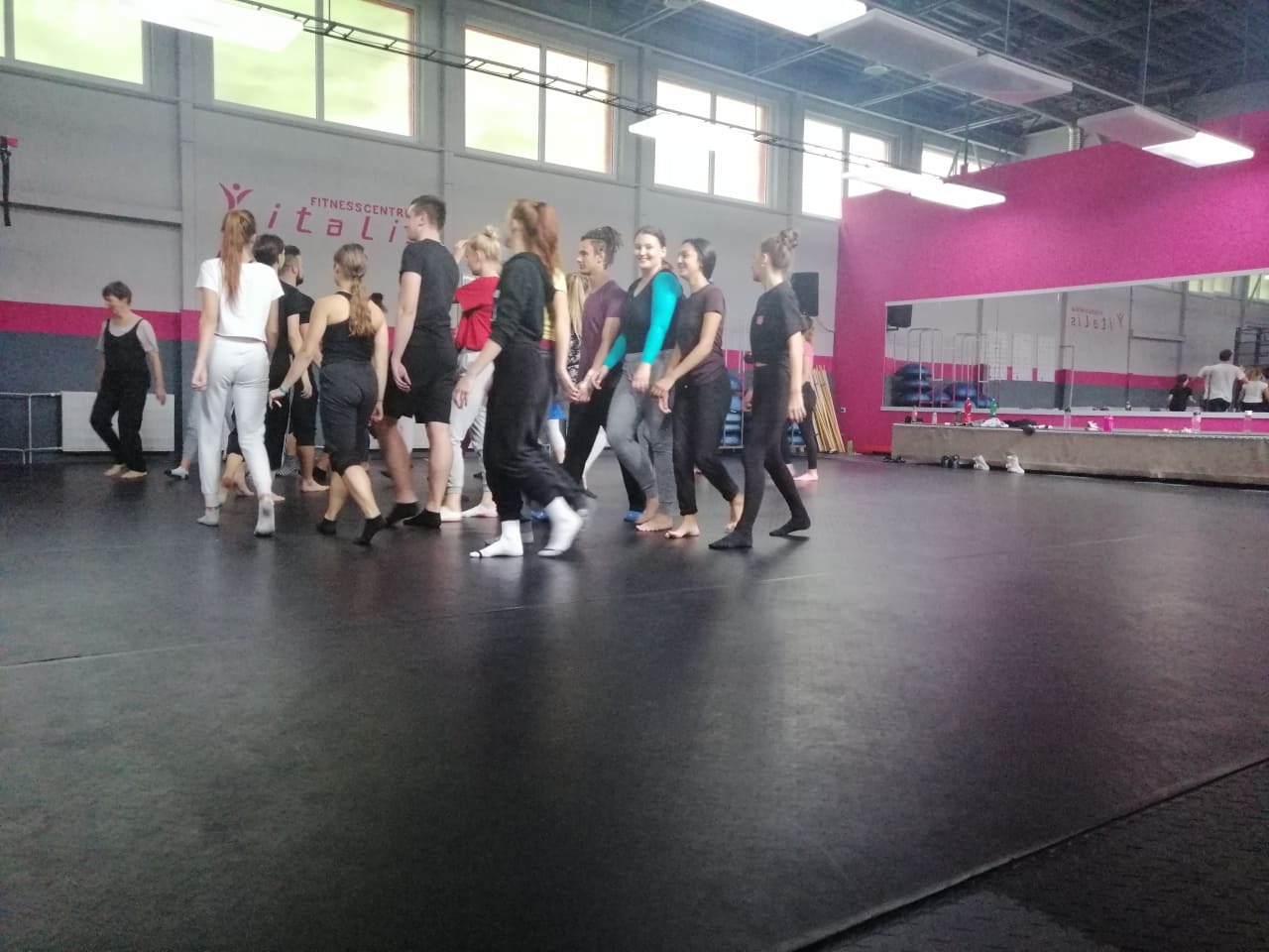 Tanečný workshop s Katkou Vlnieškovou, Annou Sedlačkovou a Danielom Račekom - Obrázok 4