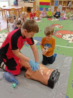 Zajęcia edukacyjne związane z udzielaniem pierwszej pomocy, zapozanie dzieci z zawodem ratownika medycznego - Obrazek 1
