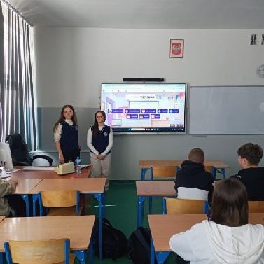 Uczennice Liceum XIV prezentują program na monitorze interaktywnym.