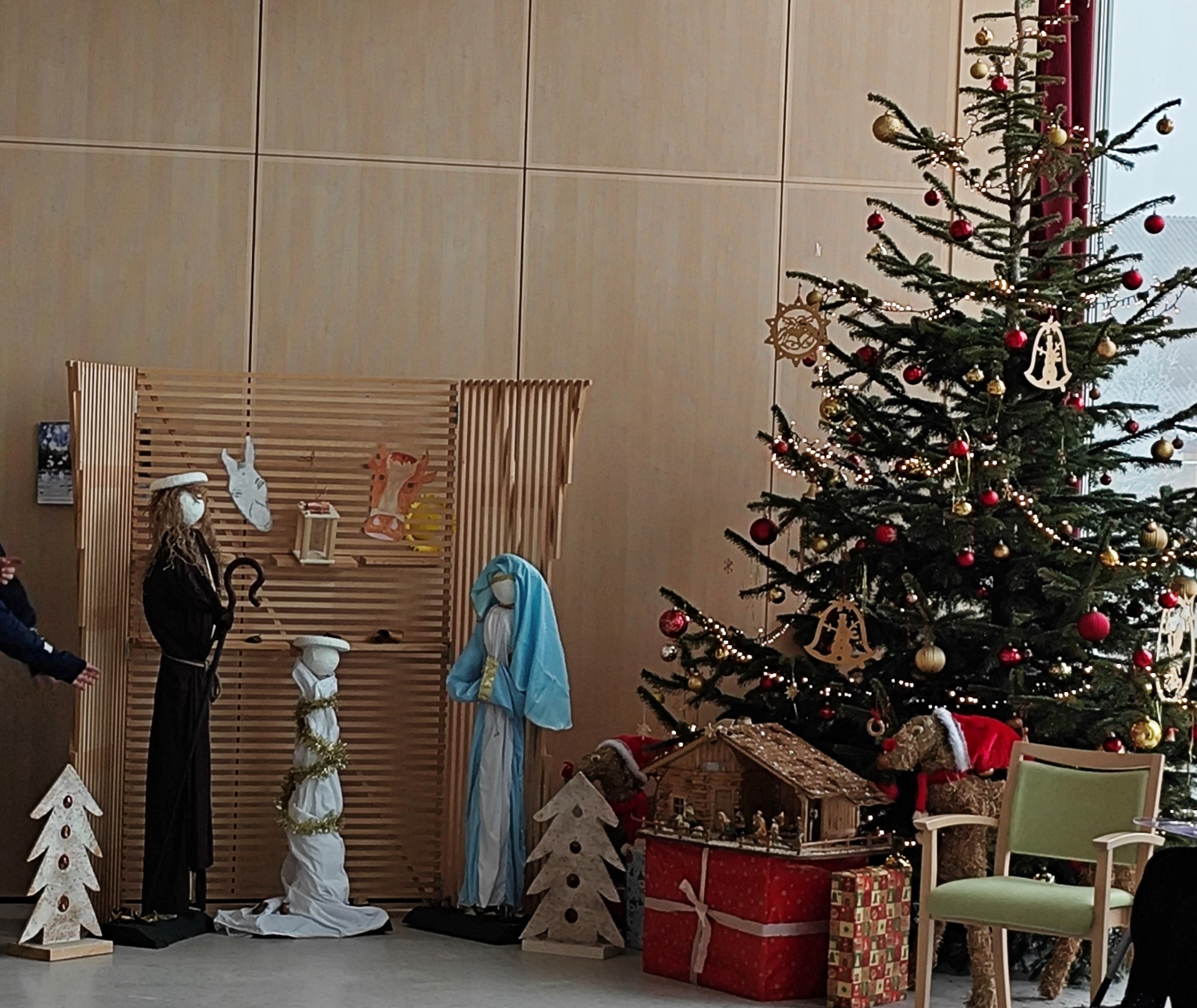 Klasse 4A machte einen weihnachtlichen Besuch im Seniorenheim Kühnsdorf - Bild 1
