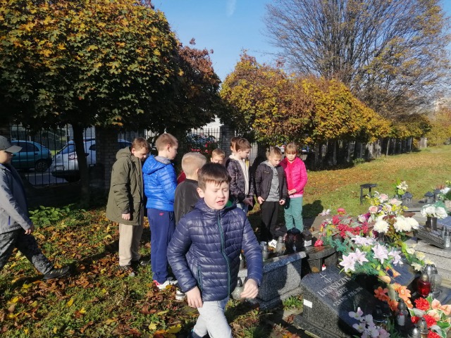 Wizyta klasy 2B na cmentarzu