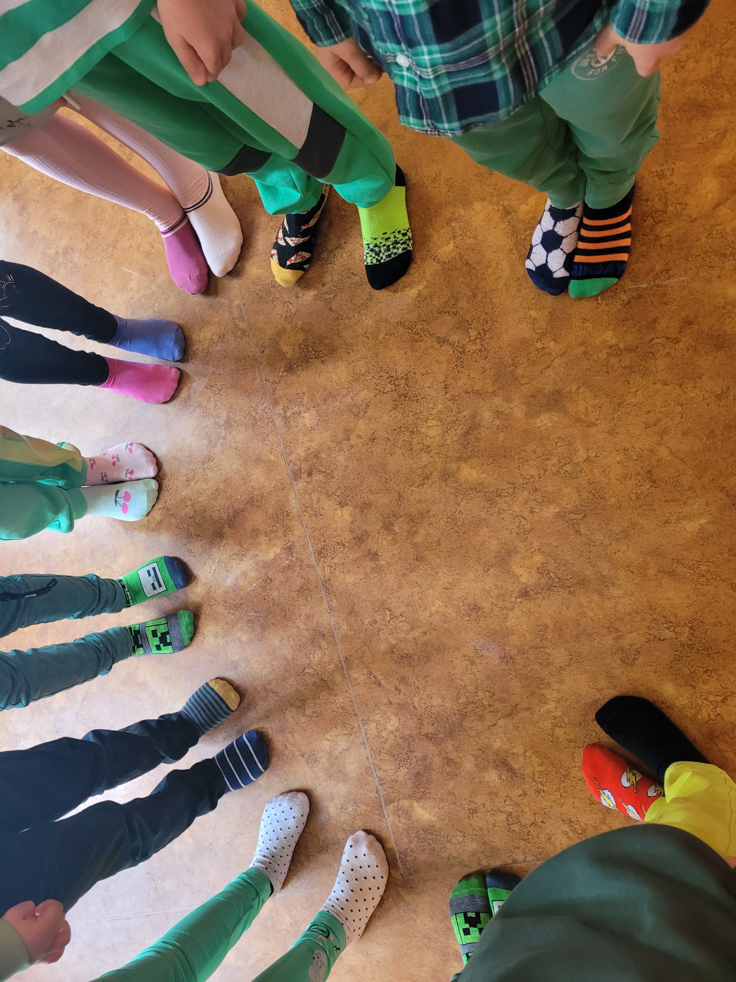Kolorowe Skarpetki to symbol solidaryzowania się z ludźmi z Zespołem Downa. Jako wyraz szacunku i wrażliwości  uczniowie naszej szkoły 21 marca założyli barwne skarpety. - Obrazek 6