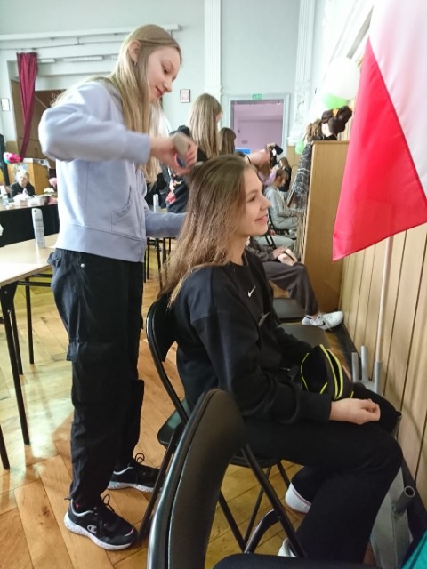 Uczennice klasy 7 w trakcie konkursu fryzjerskiego, modelowanie włosów.
