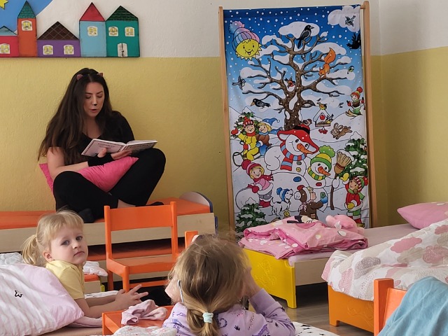 Školský projekt: Rodič číta deťom rozprávku pred spaním - Obrázok 4