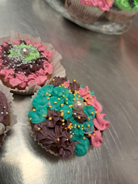 Cukierniczki z kl. 1  uczyły się robienia kolorowych muffinek .Było smacznie , słodko i kolorowo🧁🤗 - Obrazek 2