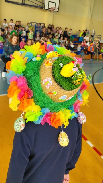 Kolorowy kapelusz wykonany z bibuły, ozdobiony jajkami. 