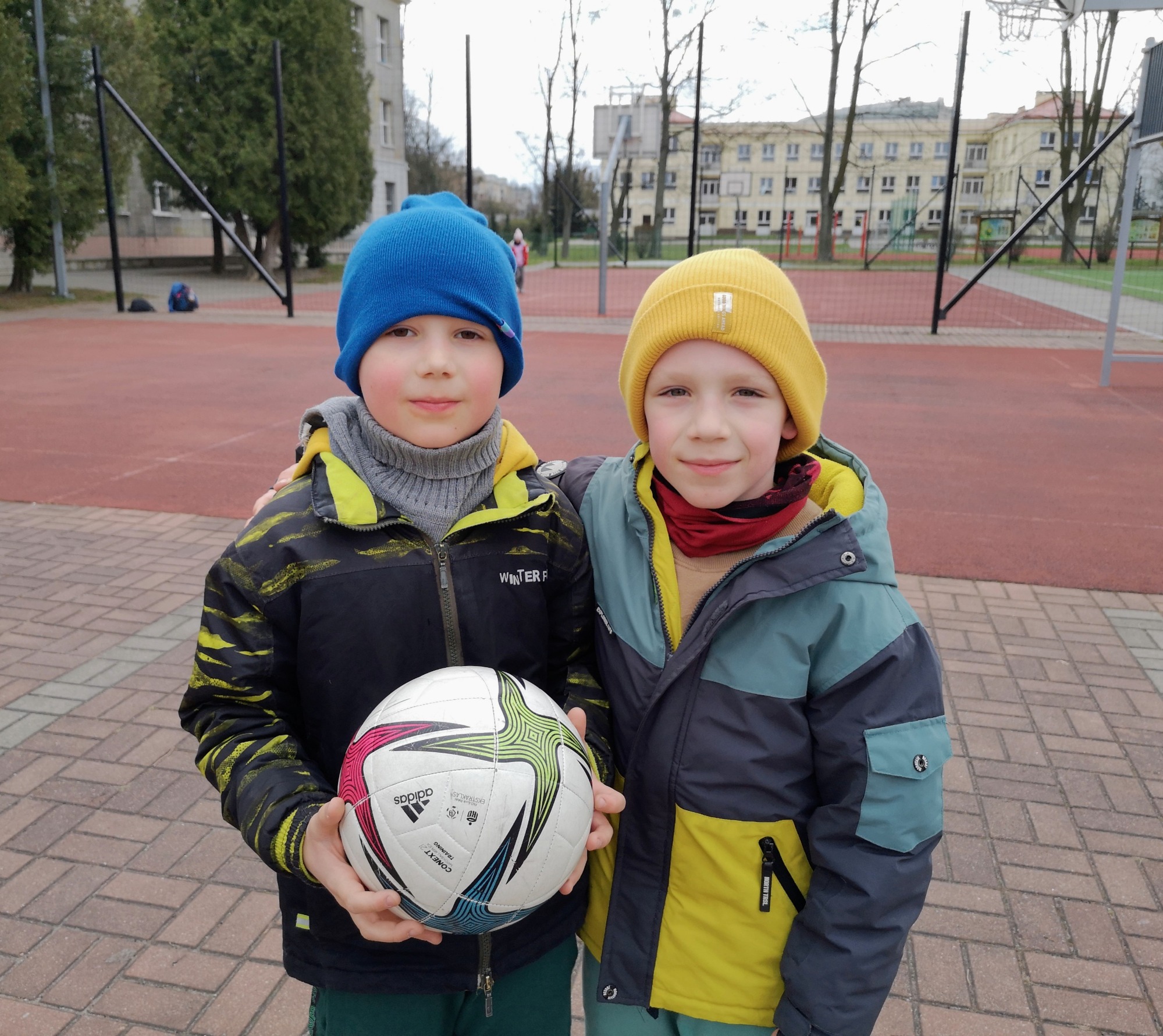 Chłopcy trzymający piłkę.
