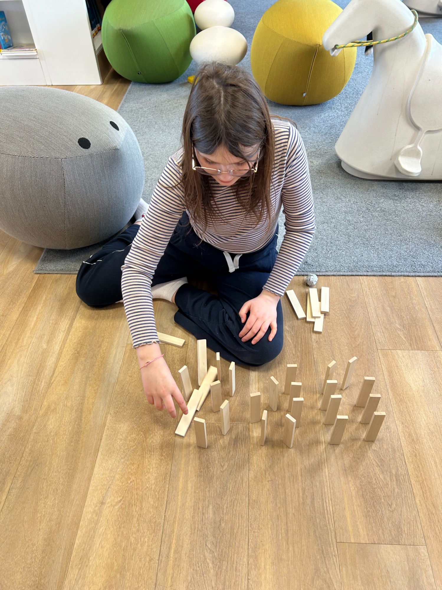 uczennica układa klocki Nauka przez zabawę - z wizytą w kawiarni i bibliotece miejskiej. - Obrazek 5