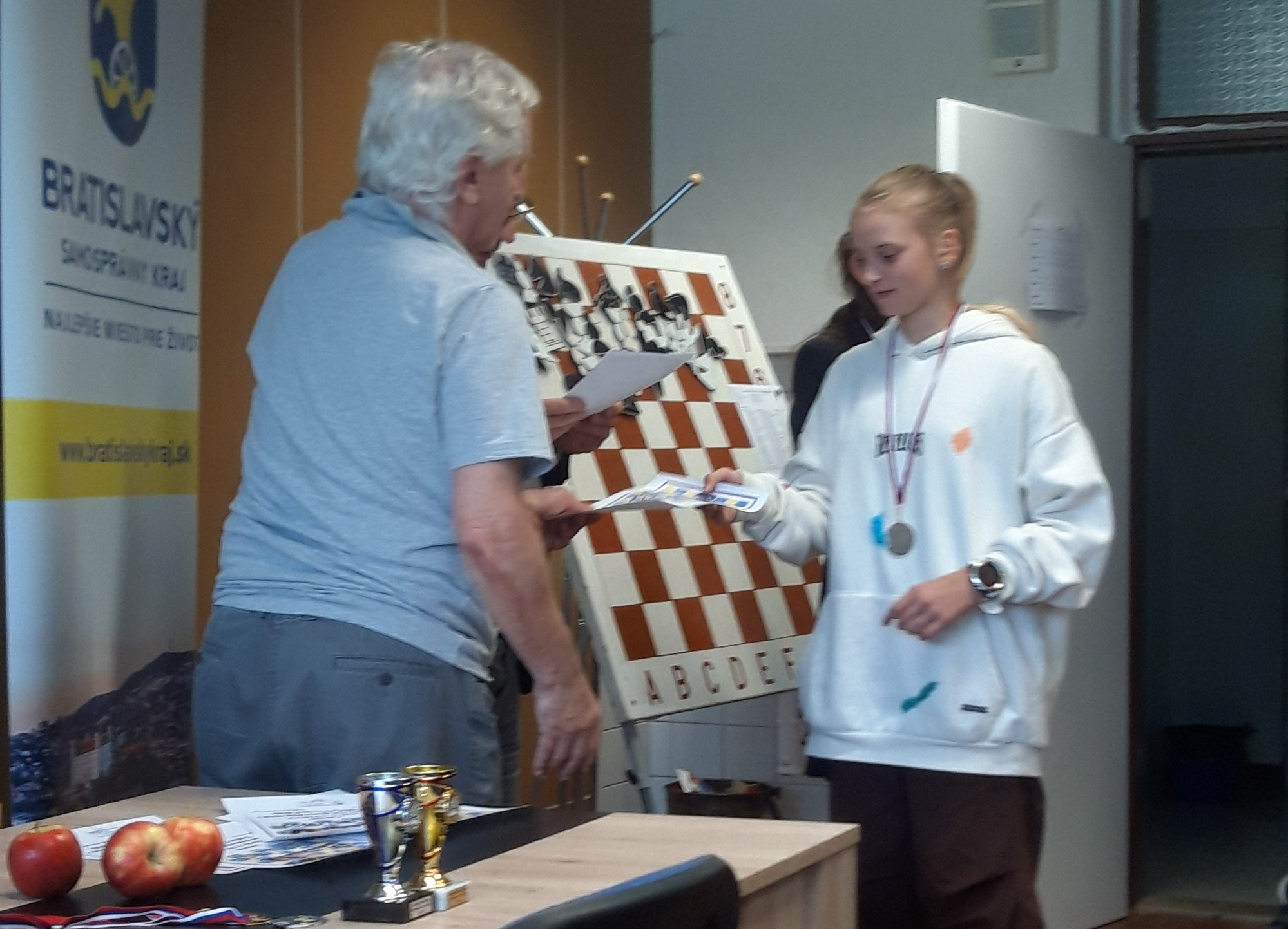 Školské majstrovstvá okresu Bratislava V  žiakov a žiačok v zrýchlenom šachu - Obrázok 1