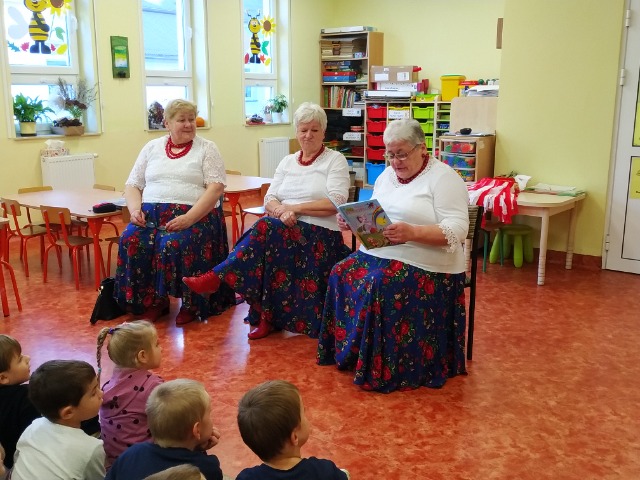 Europejski Dzień Seniora - Seniorki czytają przedszkolakom - Obrazek 4