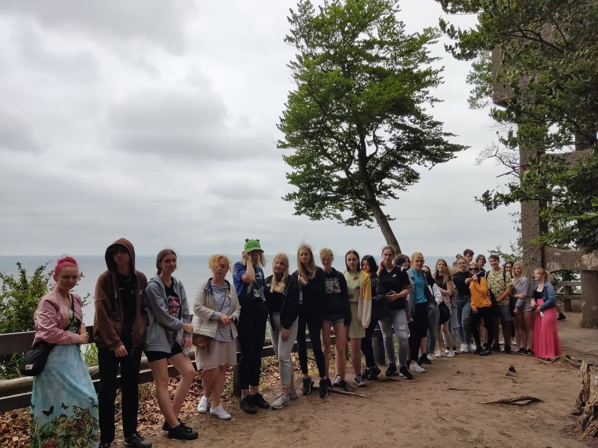 Młodzież z Liceum Ogólnokształcącego w Pyrzycach - wycieczka:  Jezioro Turkusowe i Wzgórze Gosań.