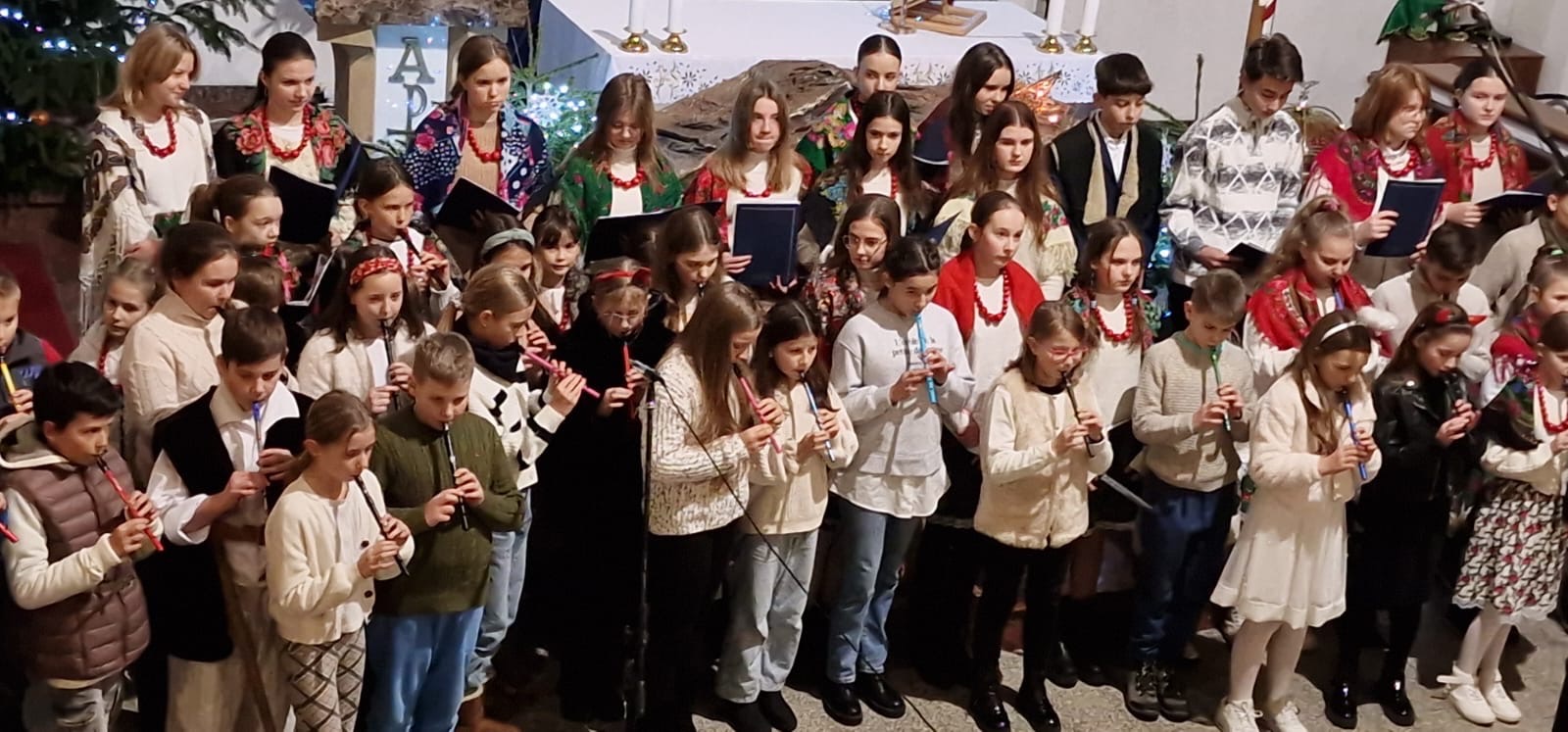 Koncert kolęd i pastorałek w wykonaniu chóru szkolnego "Libro di muzica" orazuczniów klas 4-7. - Obrazek 6
