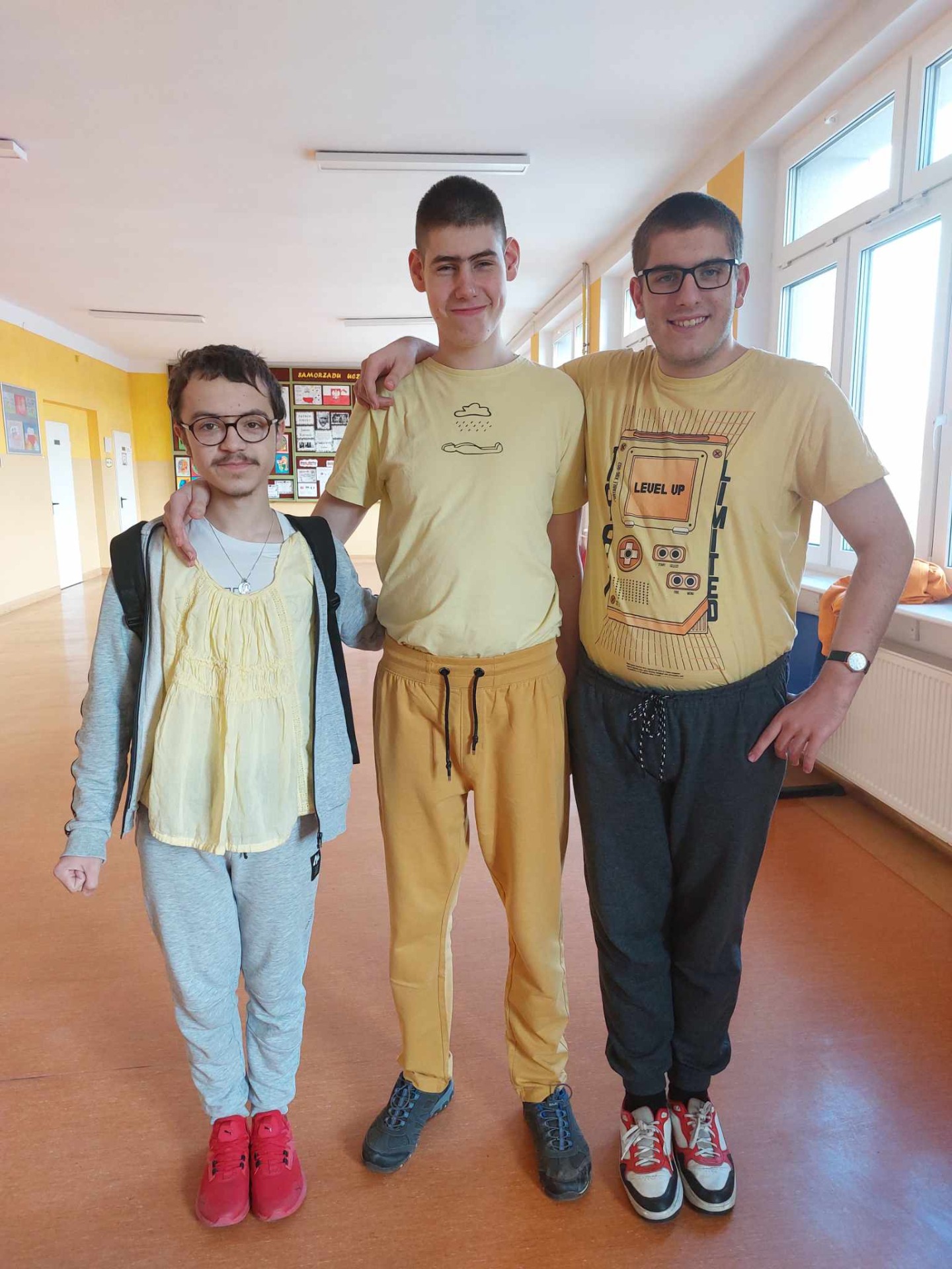 3 chłopców nastolatków ubranych na żółto