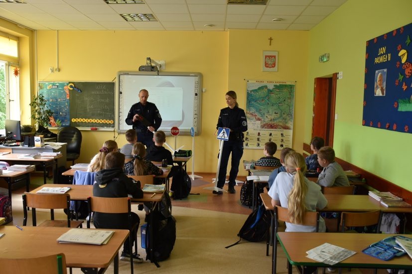 Uczniowie w sali lekcyjnej w czasie spotkania z policjantami