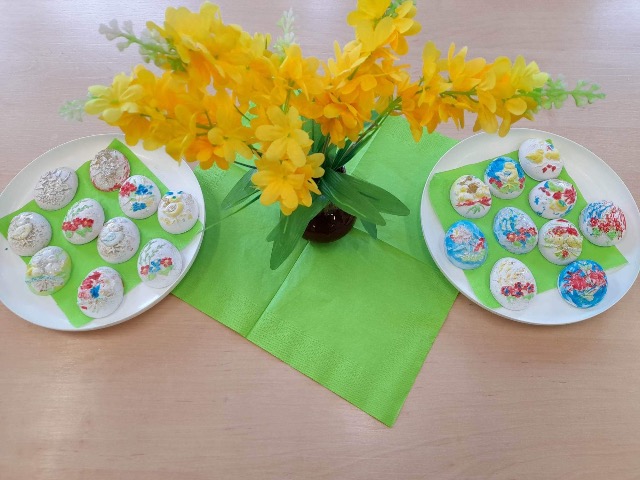 „Wiosenne jajeczka” w wykonaniu Pszczółek i Biedronek, zostały ufundowane, dla wszystkich przedszkolaków, przez Mamę Wiktora z grupy Motylków- Panią Baranowską. Serdecznie dziękujemy😍😍❤️❤️❤️👏👏 - Obrazek 1