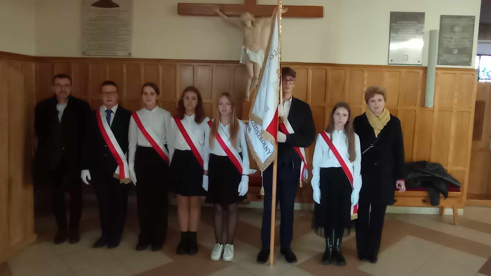 Członkowie Pocztu Sztandarowego Szkoły wraz z Dyrektorem ZSP w Rakowie Panią Mirosławą Foryś,  podczas spotkania społeczności szkół noszących imię św. Jana Pawła II