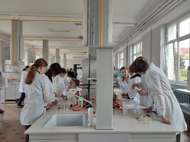 Uczniowie w laboratorium chemicznym  - Obrazek 1