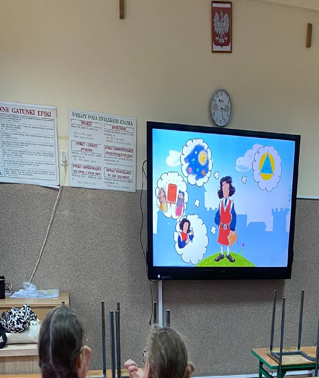Uczniowie oglądają film o Mikołaju Koperniku 