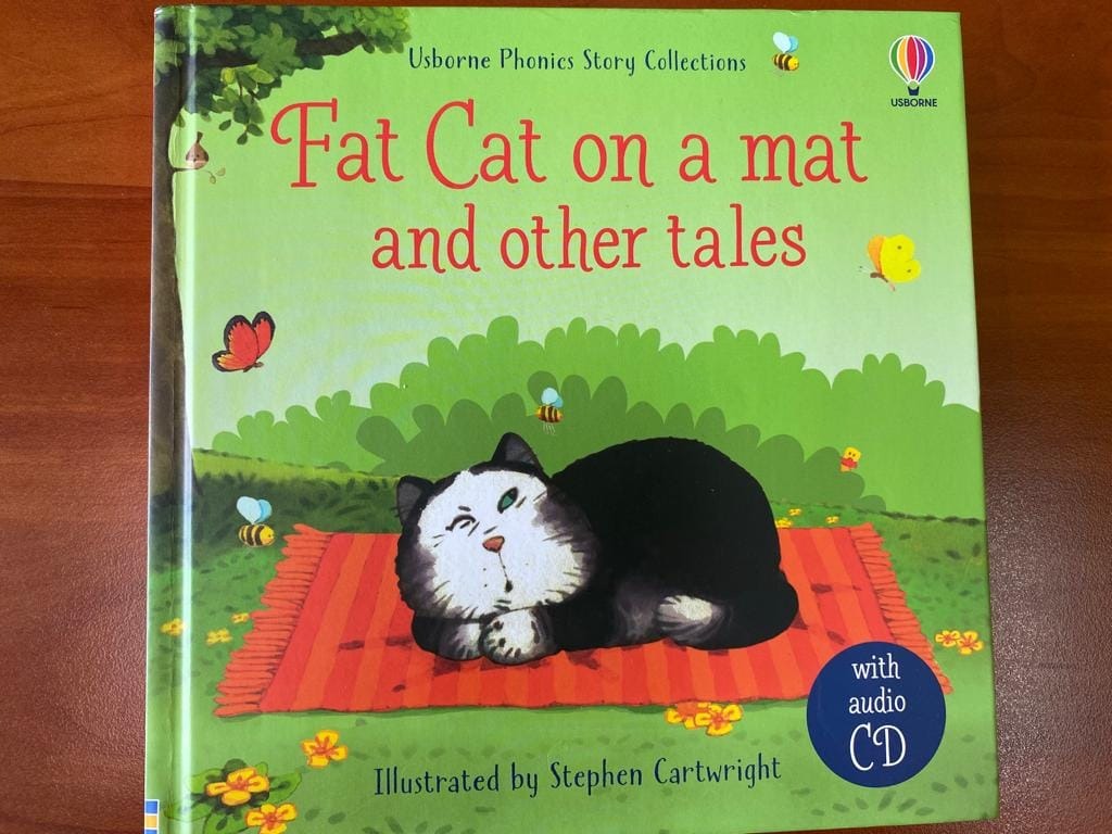 Zdjęcie przedstawia książkę "Fat cat on a mat and other tales" wraz z płytą CD, którą uczniowie otrzymali jako nagrodę.