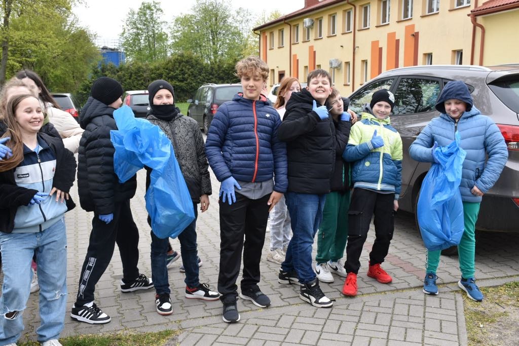 Uczniowie biorą udział w akcji "Sprzątamy Dla Polski" i zbierają śmieci na terenie Lubotynia.