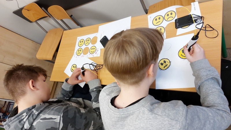 Uczniowie za pomocą długopisów 3D drukują symbole emocji, które sami przeżywają