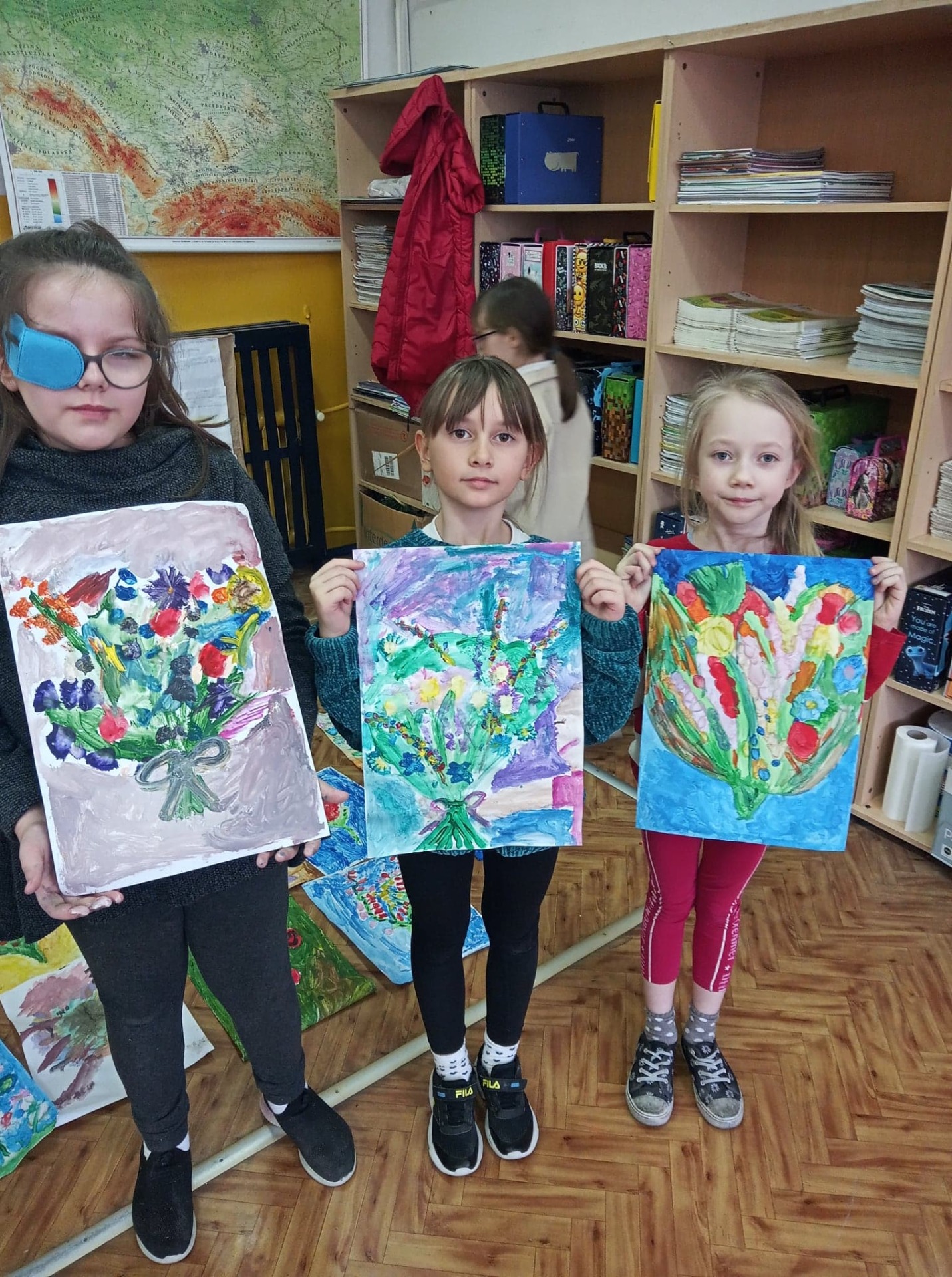 Dziewczynki pokazują namalowane bukiety