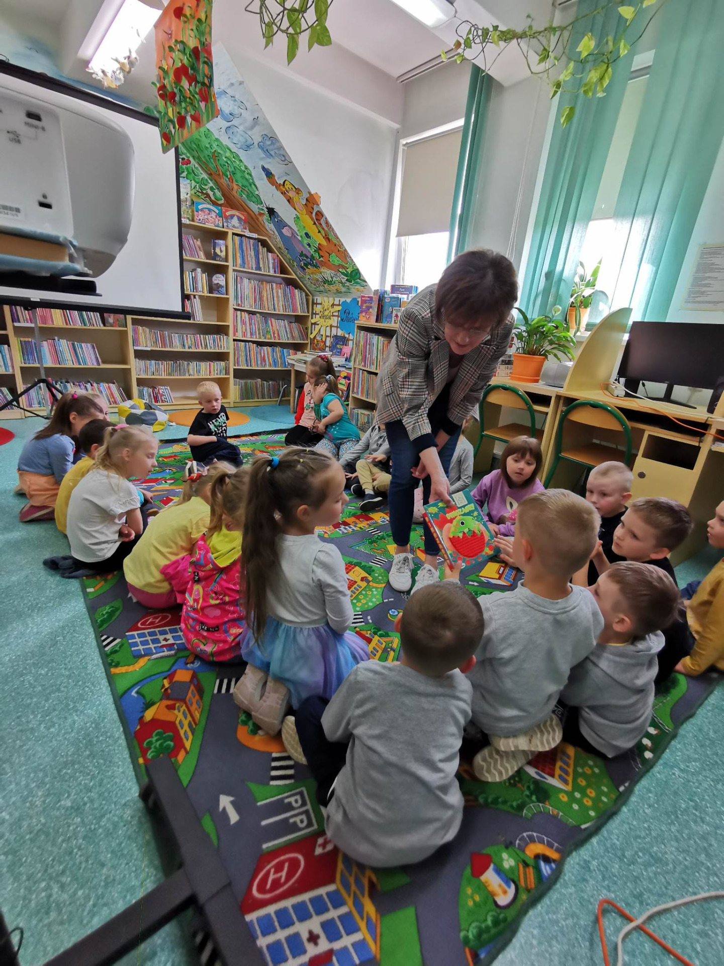 Wizyta przedszkolaków w Bibliotece Publicznej w Lubczy. - Obrazek 1