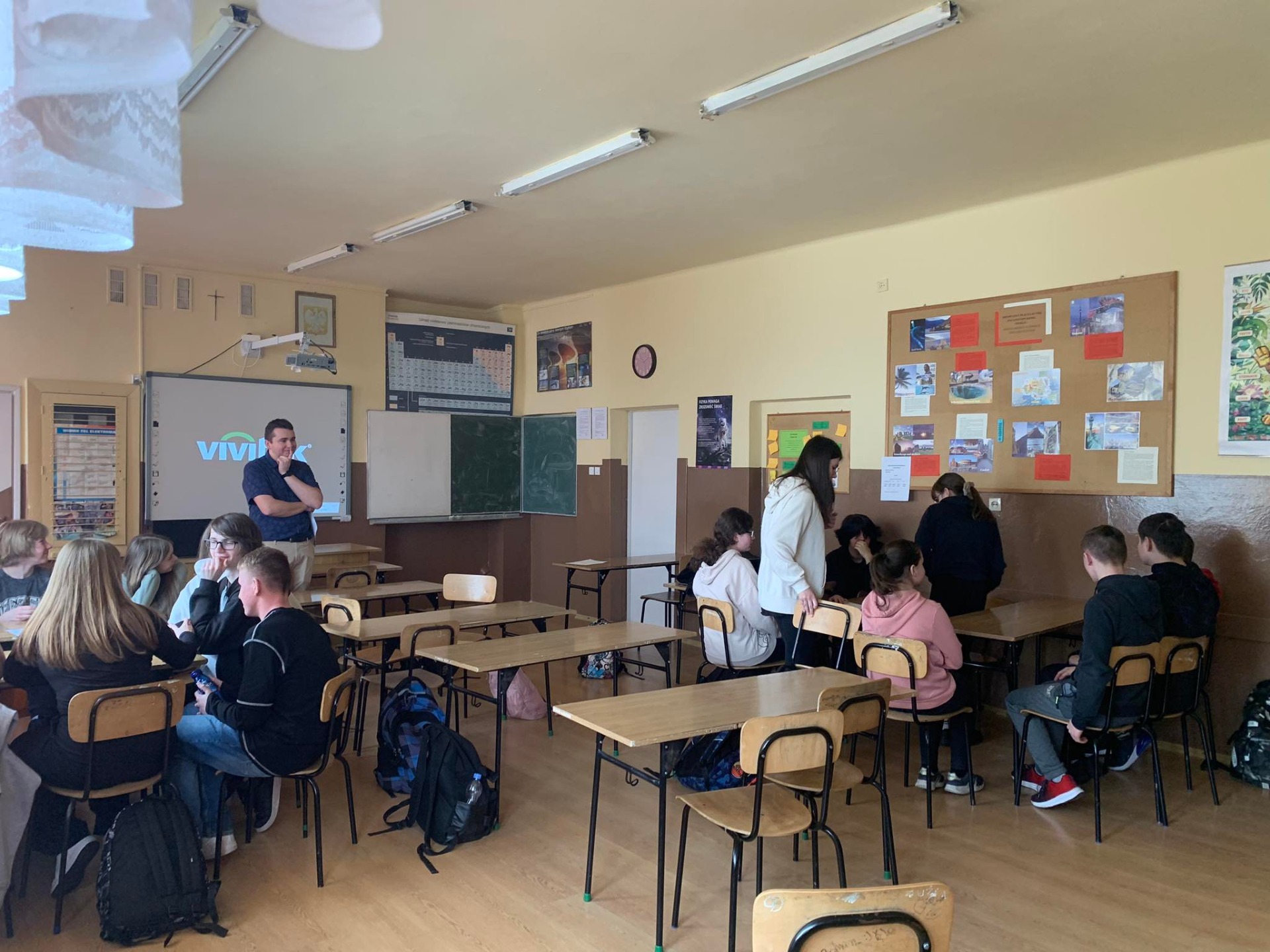 Uczniowie w sali lekcyjnej biorą udział w projekcie "Być jak Ignacy"