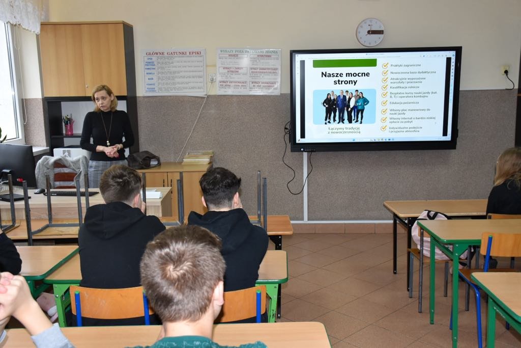 Uczniowie klasy ósmej w czasie spotkanie z nauczycielką z ZS CKR w Starym Lubiejewie.
