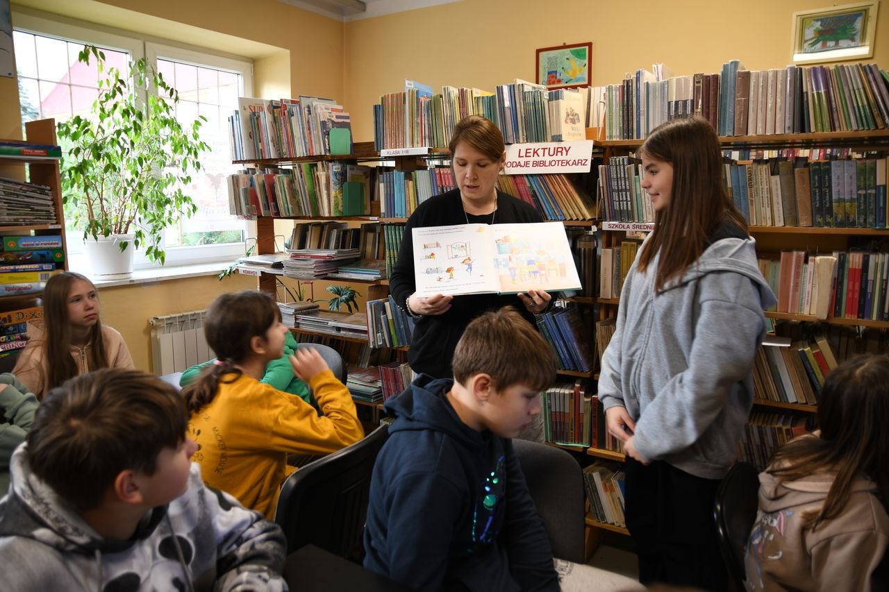 Uczniowie klasy 5 podczas zajęć z panią psycholog w MBP im. Michała Marczaka w Tarnobrzegu.