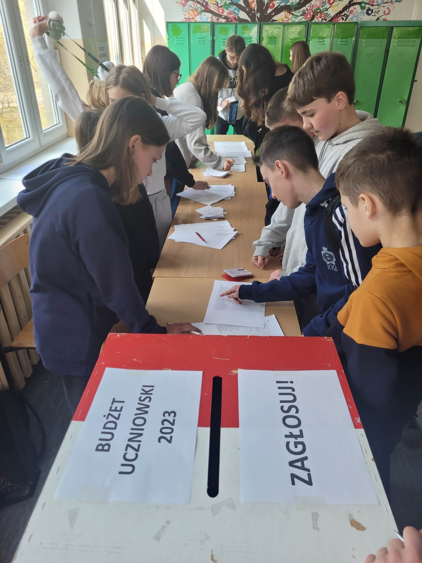 Uczniowie głosują na wybrany przez siebie projekt Budżetu Uczniowskiego.
