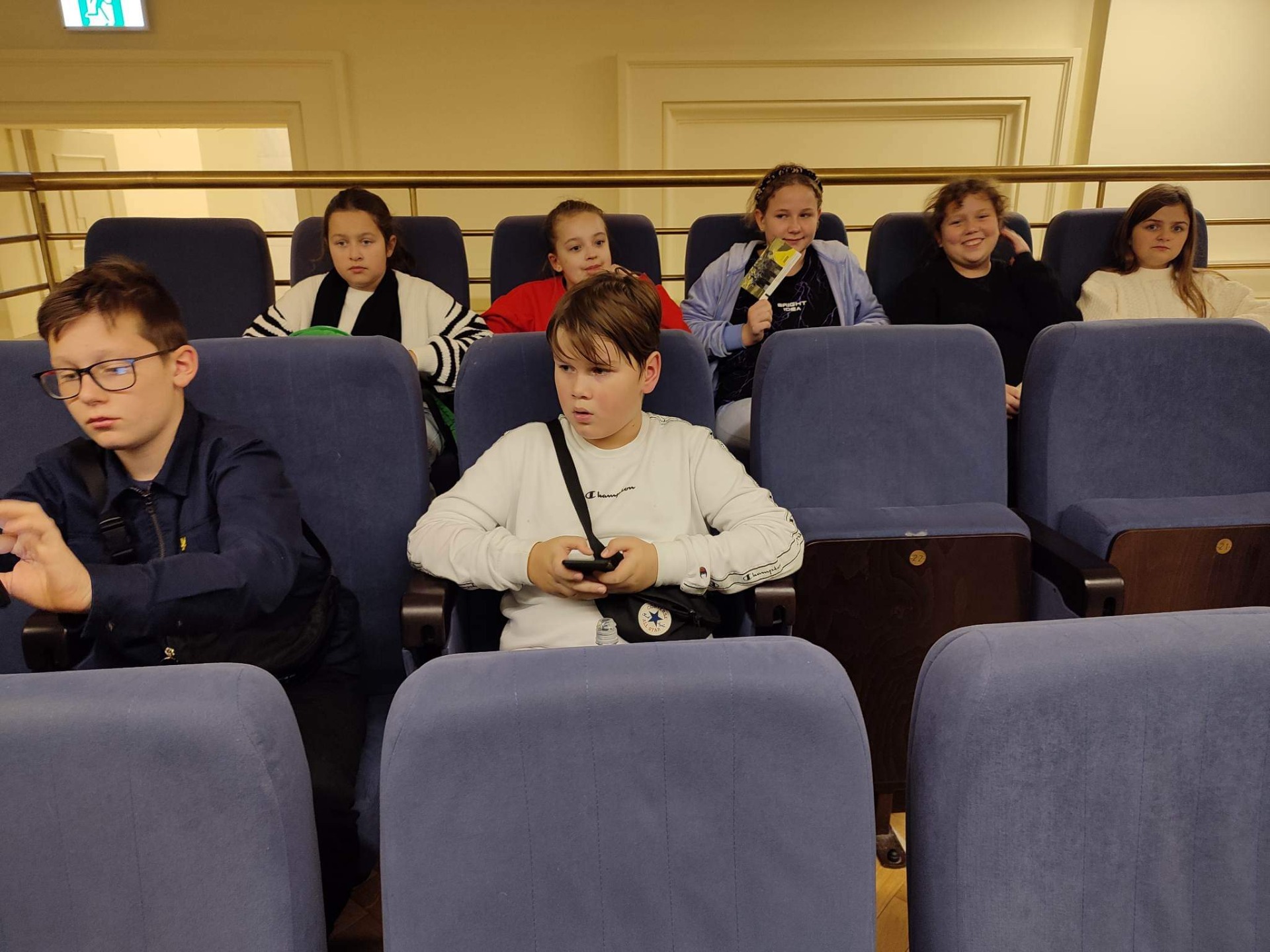 Uczniowie klasy 4 z Panią Bogusią udali się do Filharmonii i wzięli udział w cyklu spotkań pt.: "Bajki muzyką pisane" w opowieści "Piękna jak łabędź". 👏🌷♥️ - Obrazek 5