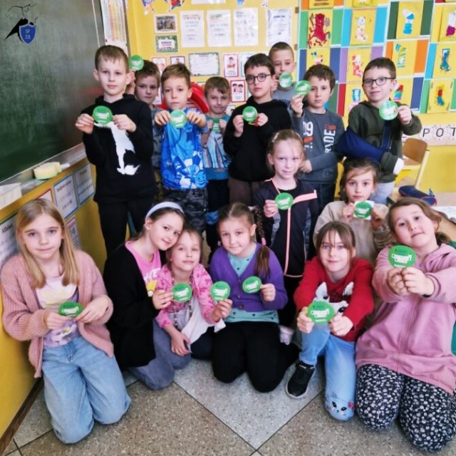 Uczniowie z upominkami z konkursu Puchacz Piotr