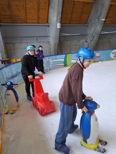 Uczniowie na lodowisku.