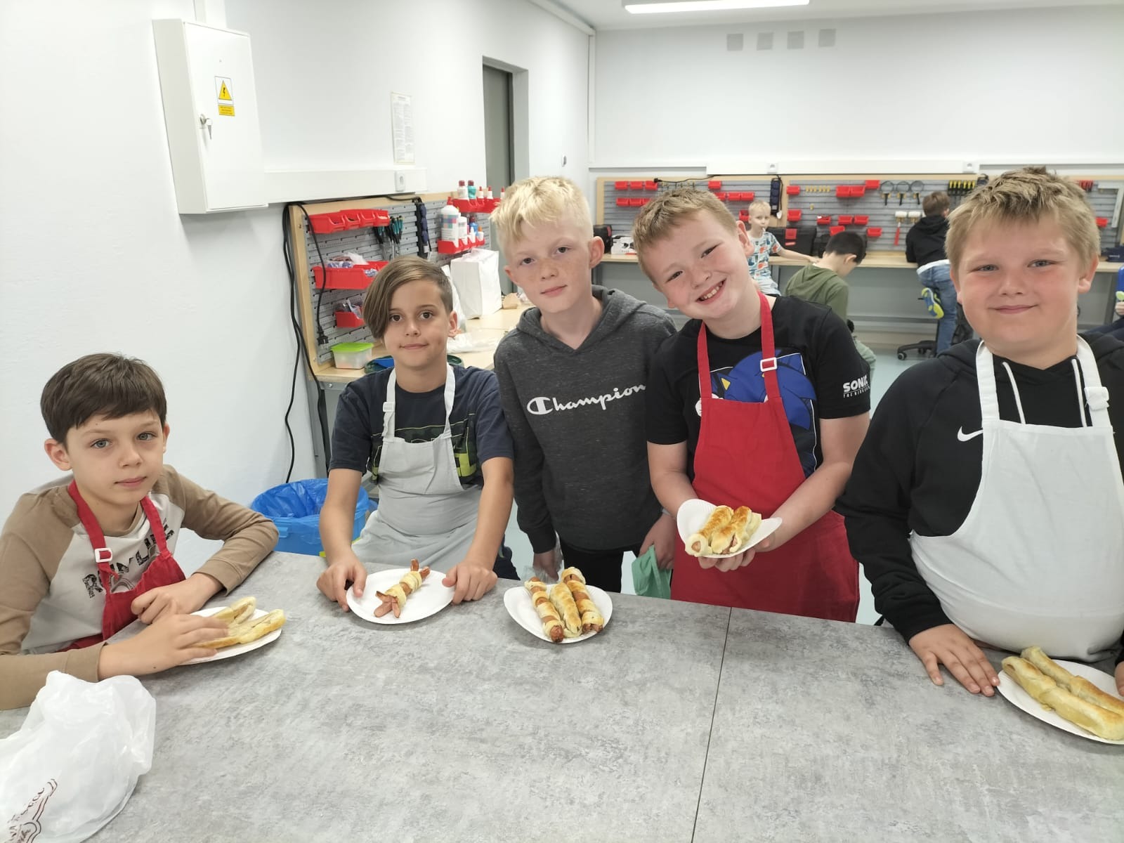Chłopcy z klasy 1a i 3a w pracowni kulinarnej - Obrazek 5