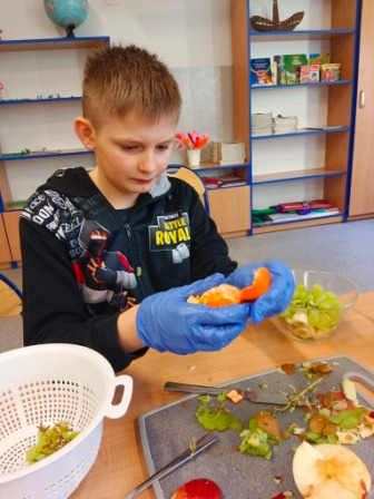 Uczeń przygotowuje sałatkę owocową