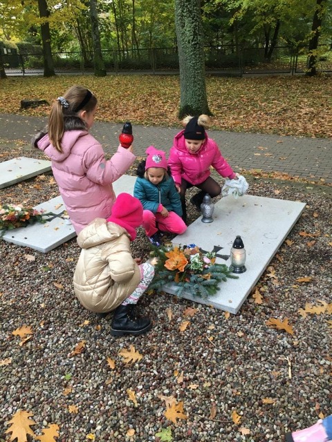 Uczniowie na Grobie Nieznanego Zołnierza.